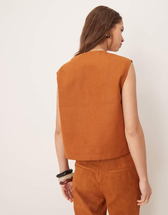 ASOS DESIGN imitationssuede boxy västset i tan - Image 2
