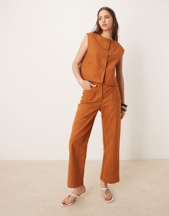ASOS DESIGN imitationssuede boxy västset i tan - Image 3