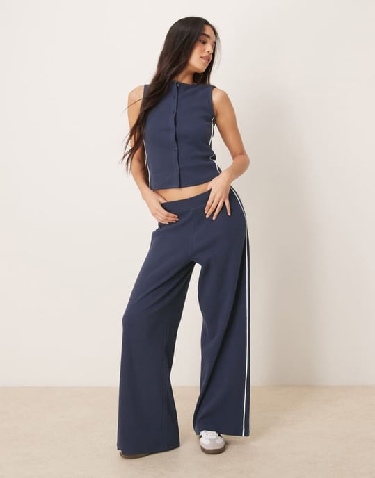 ASOS DESIGN koordinerad crew neck knäppbar topp med kontrasterande piping i marinblå - Image 3