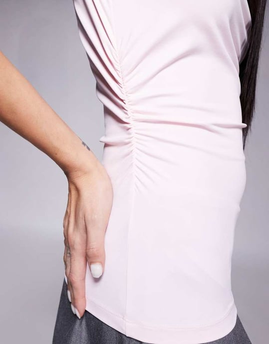 ASOS DESIGN rynkad högkrage topp i babyrosa - Image 4