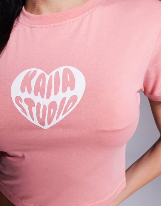 Kaiia bomullsrik kontrast hjärtlogotyp baby tee koord i persika - Image 2