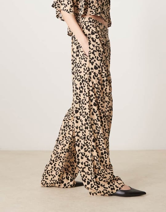ASOS DESIGN rakbenade byxor med resår i djurmönster - Image 2