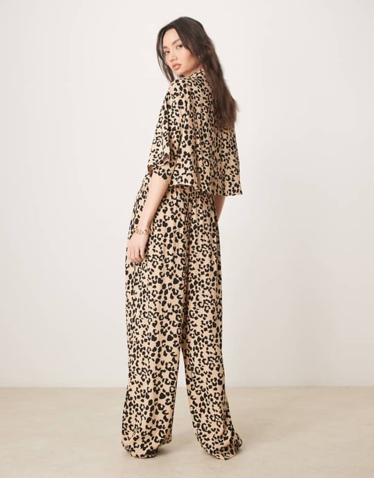 ASOS DESIGN rakbenade byxor med resår i djurmönster - Image 4