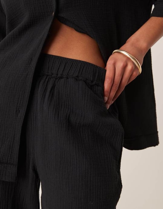 ASOS DESIGN byxor i gasväv med resår i midjan i svart - Image 4
