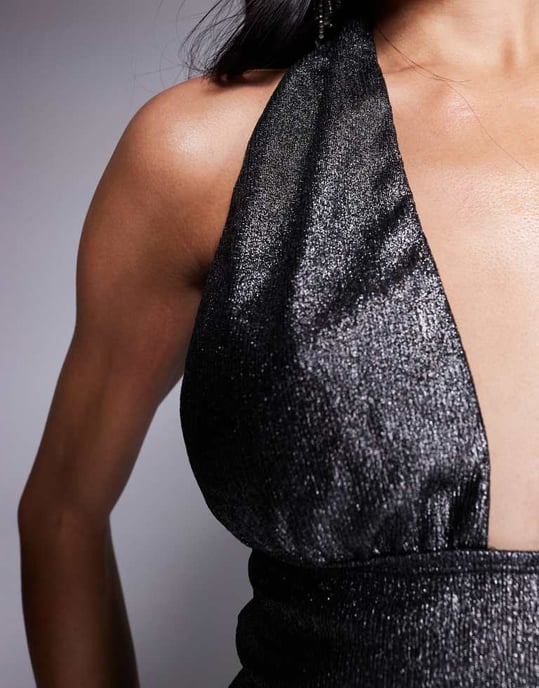 ASOS DESIGN djup uringad rynkad halterneck topp i metallisk silver - Image 4