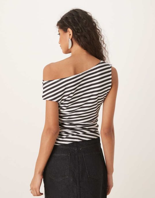ASOS DESIGN korsett rynkad midja off shoulder topp i mono rand - Image 4