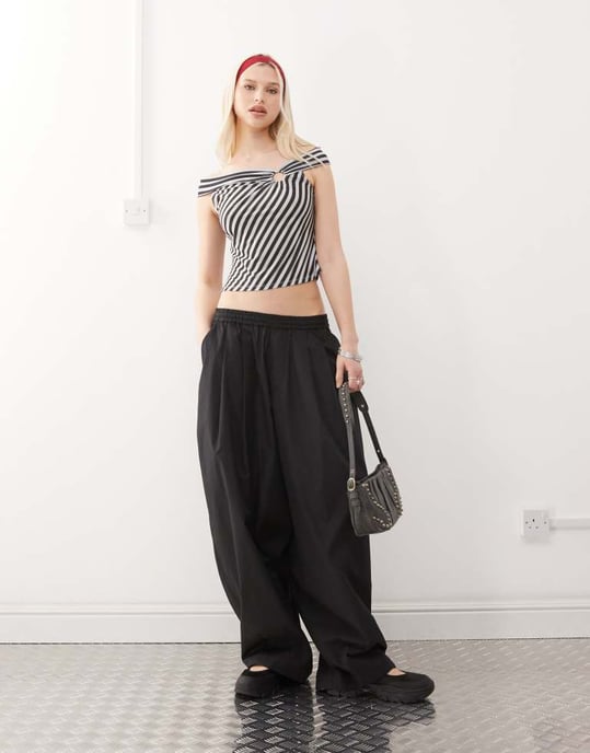 COLLUSION randig topp med ringdetalj - Image 2