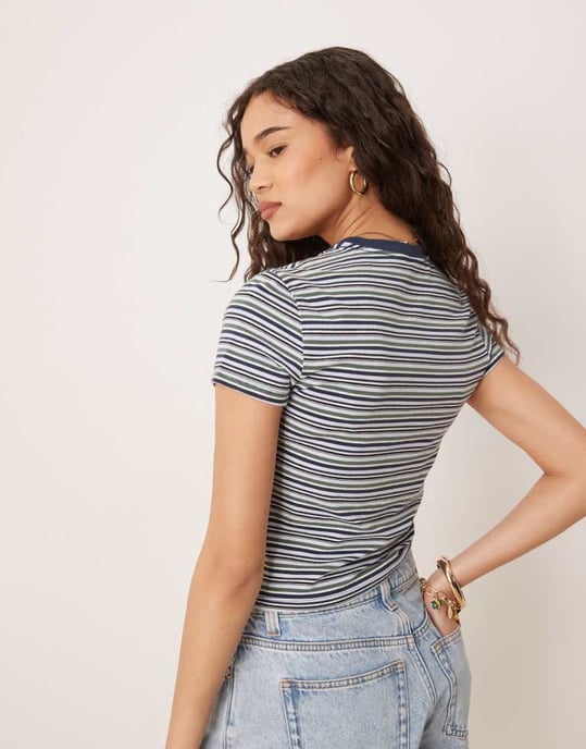 Abercrombie & Fitch kortärmad sömlös cropped babytee i marinrandigt - Image 3