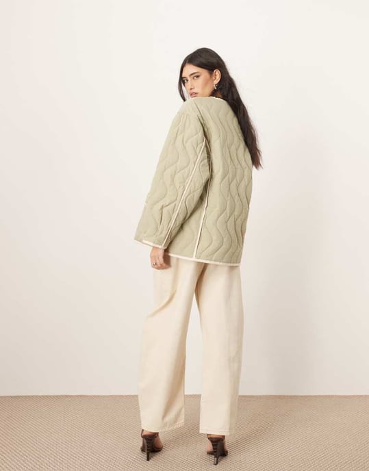 ARRANGE quiltad oversized jacka med kontrasterande kant i salviagrön - Image 4