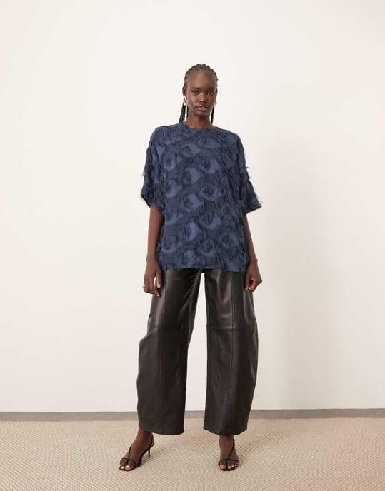 ARRANGE vävd texturerad oversized t-shirt i marinblå - Image 2