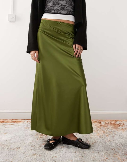 Miss Selfridge satin maxi kjol i oliv - Image 3