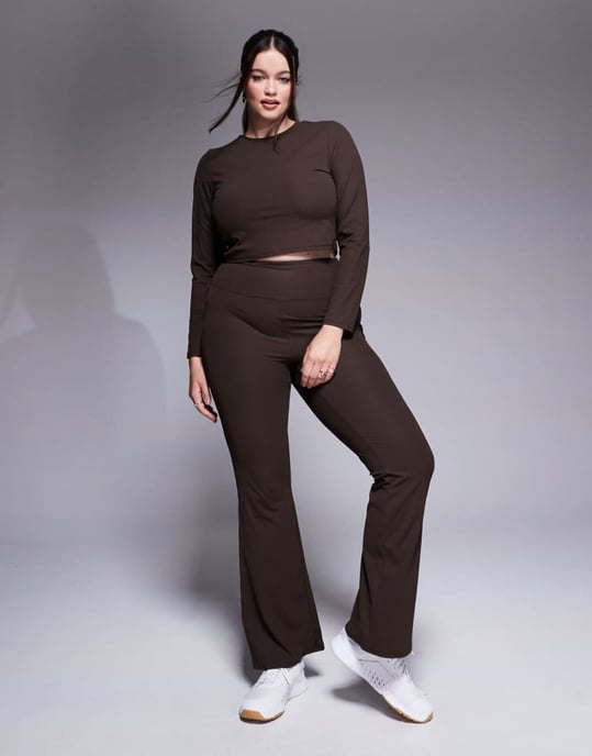 4505 Curve mjuk ribbad kortärmad topp i truffel - Image 2
