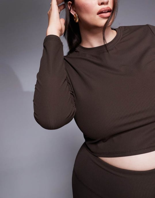 4505 Curve mjuk ribbad kortärmad topp i truffel - Image 3