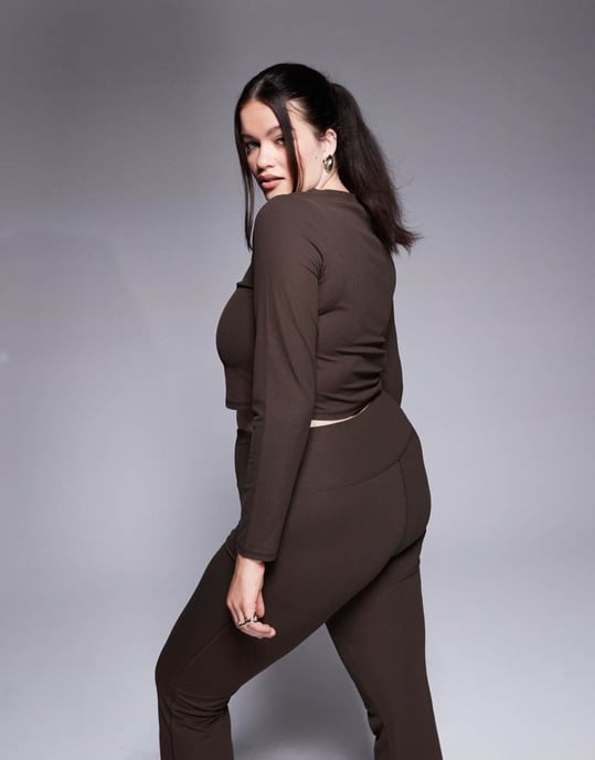 4505 Curve mjuk ribbad kortärmad topp i truffel - Image 4