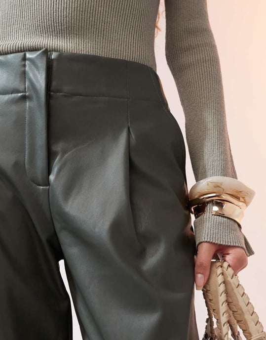 ASOS DESIGN fusk läder joggers i khaki - Image 2
