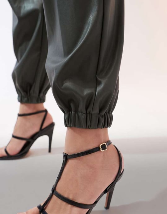 ASOS DESIGN fusk läder joggers i khaki - Image 3