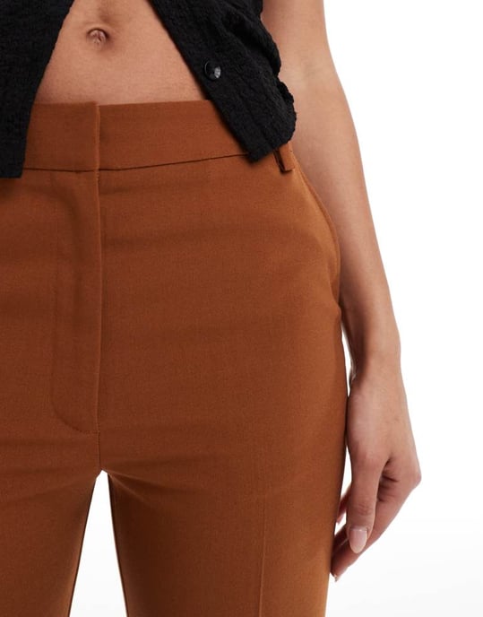 ASOS DESIGN skräddarsydda smala raka byxor i kamelfärg - Image 4