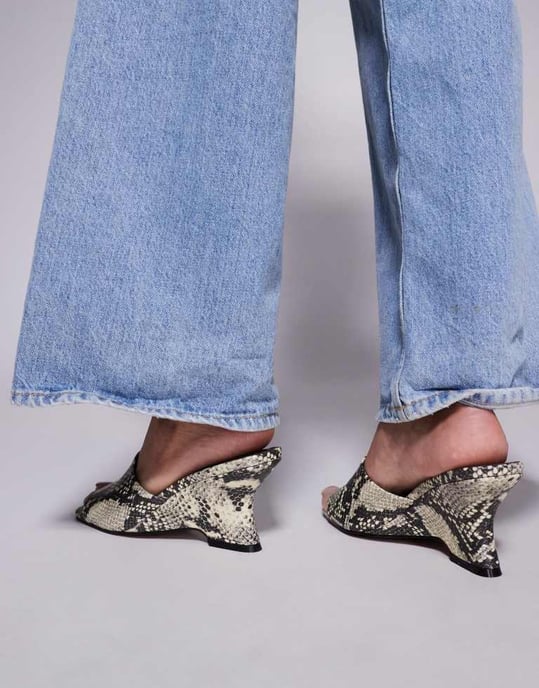 ASOS DESIGN Trifle muleklackar i ormskinn - Image 3