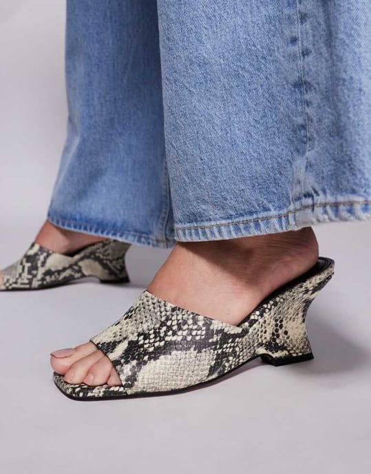 ASOS DESIGN Trifle muleklackar i ormskinn - Image 4
