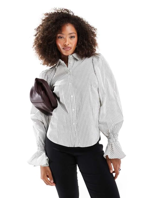 ASOS DESIGN skjorta med volymärmar och volangmanschetter i svart och vit randig bomull - Image 1