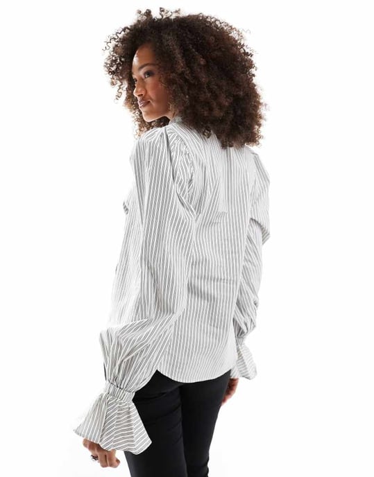 ASOS DESIGN skjorta med volymärmar och volangmanschetter i svart och vit randig bomull - Image 2