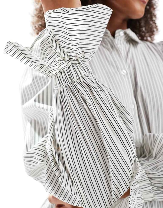 ASOS DESIGN skjorta med volymärmar och volangmanschetter i svart och vit randig bomull - Image 3