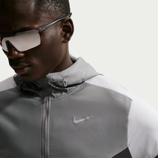 Men's Nike Windrun Jacket in Smoke Grey/Blk - Image 3