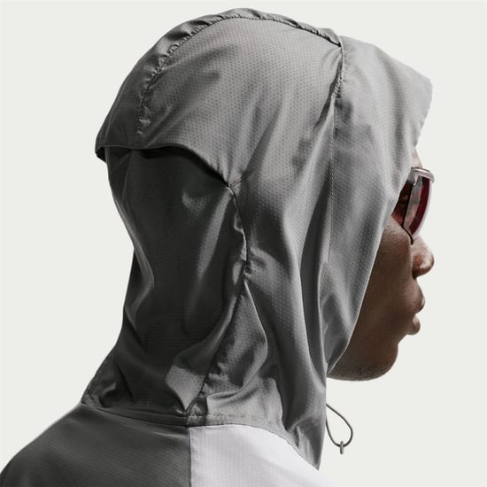 Men's Nike Windrun Jacket in Smoke Grey/Blk - Image 4