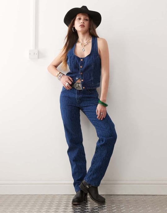Wrangler co-ord Sunset mom fit jeans with all over print in dark blue - Image 1