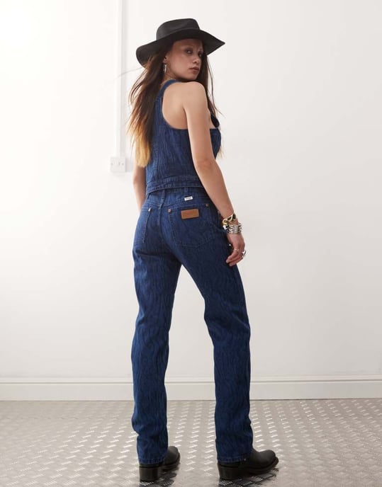 Wrangler co-ord Sunset mom fit jeans with all over print in dark blue - Image 4