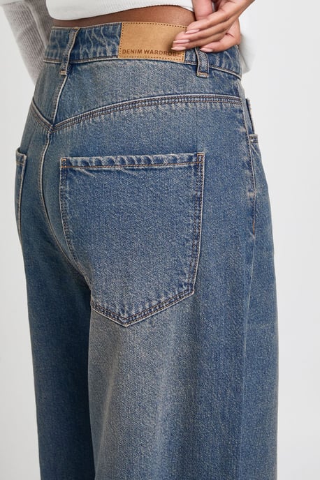 Mid Waist Loose Fit Wide Leg Jean - Image 4