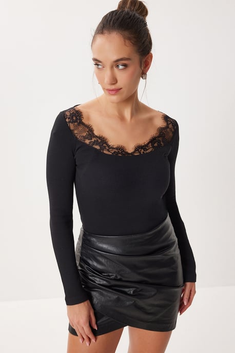 Blus med spetsdetaljer och långa ärmar - Image 2