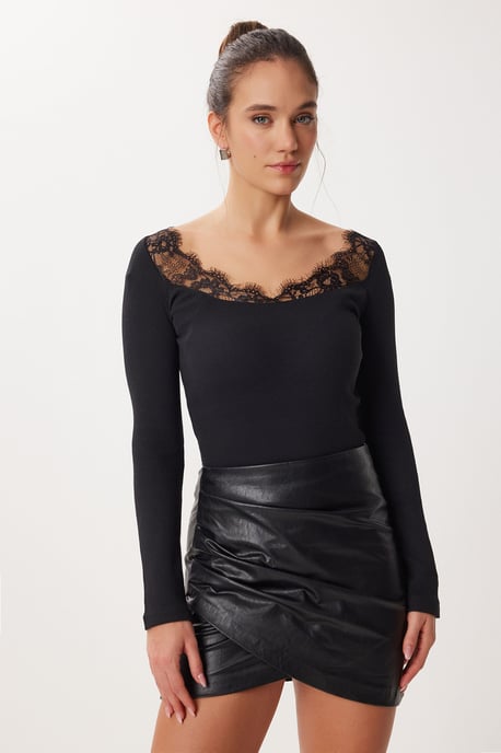 Blus med spetsdetaljer och långa ärmar - Image 3