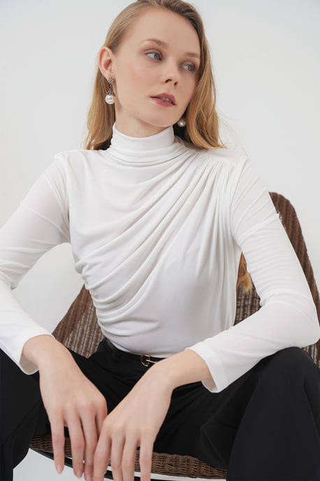 Getailleerde Turtleneck Blouse met Drapé Detail - Image 1