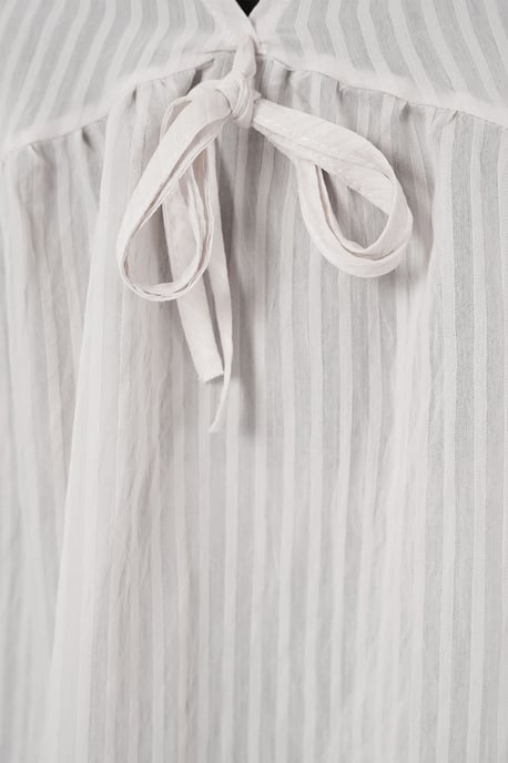 Textured Seersucker V-Neck Blouse with Bow Tie - Image 2