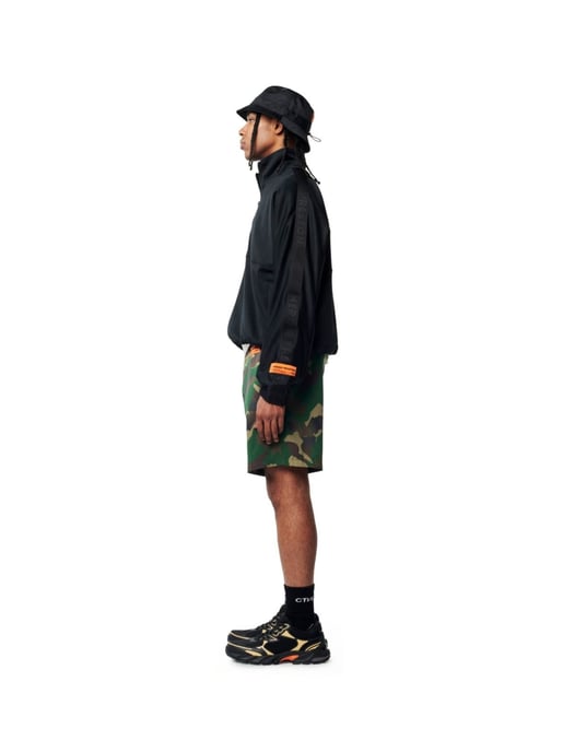 Badshorts med kamouflagemönster och logotyp - Image 3