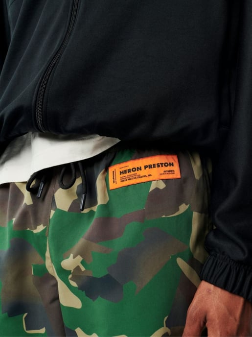 Badshorts med kamouflagemönster och logotyp - Image 5