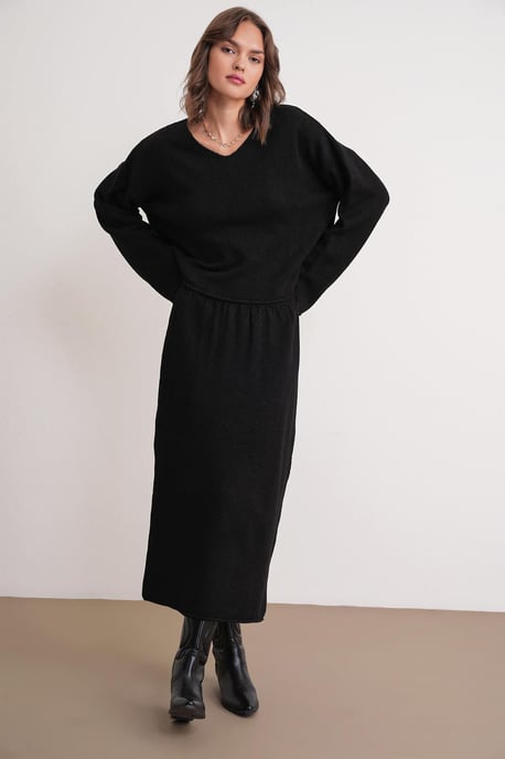 V-neck Knitwear Sweater & Skirt Co-ord Set - Image 3