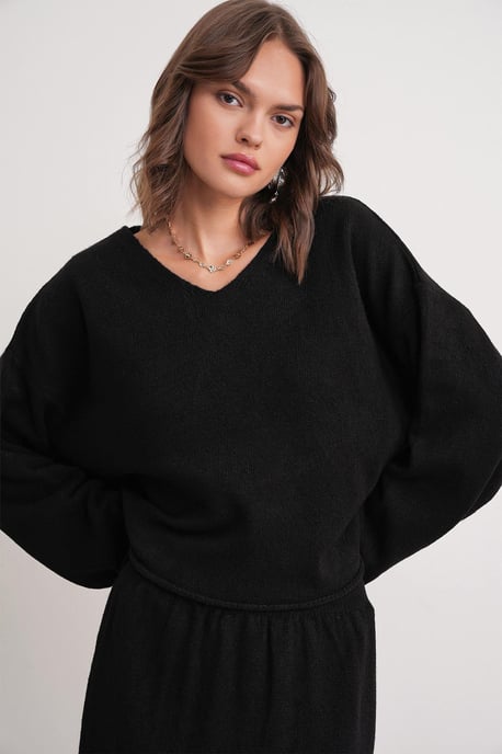 V-neck Knitwear Sweater & Skirt Co-ord Set - Image 4
