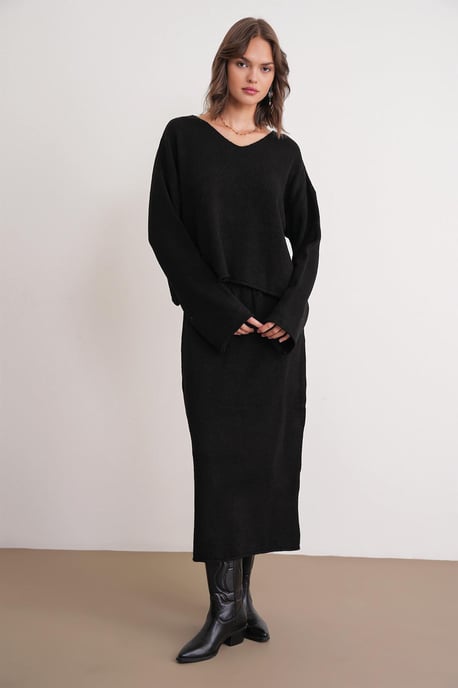 V-neck Knitwear Sweater & Skirt Co-ord Set - Image 5