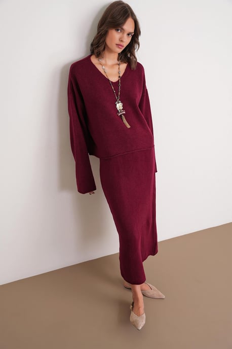 V-neck Knitwear Sweater & Skirt Co-ord Set - Image 4