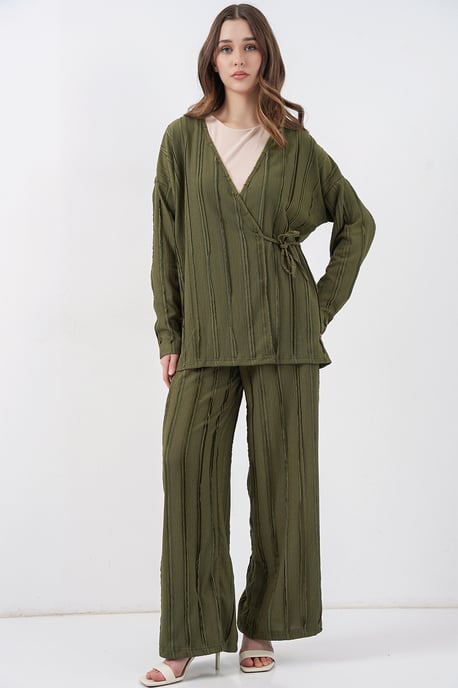 Texturerad V-ringad kimono med knytmidja och vida byxor set - Image 1