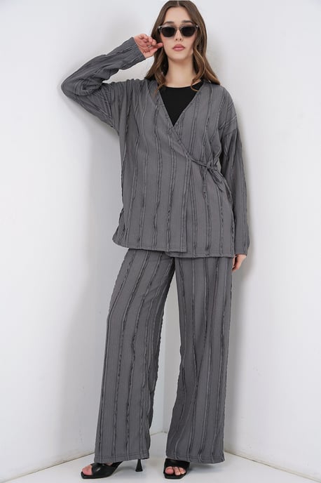 Texturerad V-ringad kimono med knyt-detalj och vida byxor set - Image 1