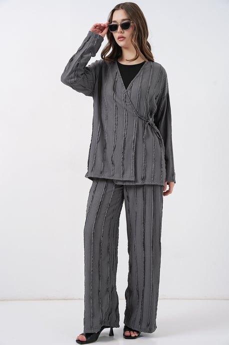 Texturerad V-ringad kimono med knyt-detalj och vida byxor set - Image 3