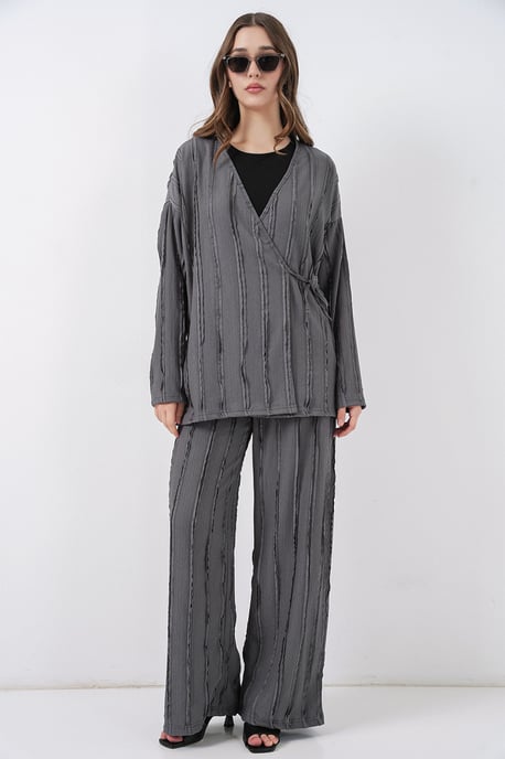 Texturerad V-ringad kimono med knyt-detalj och vida byxor set - Image 4
