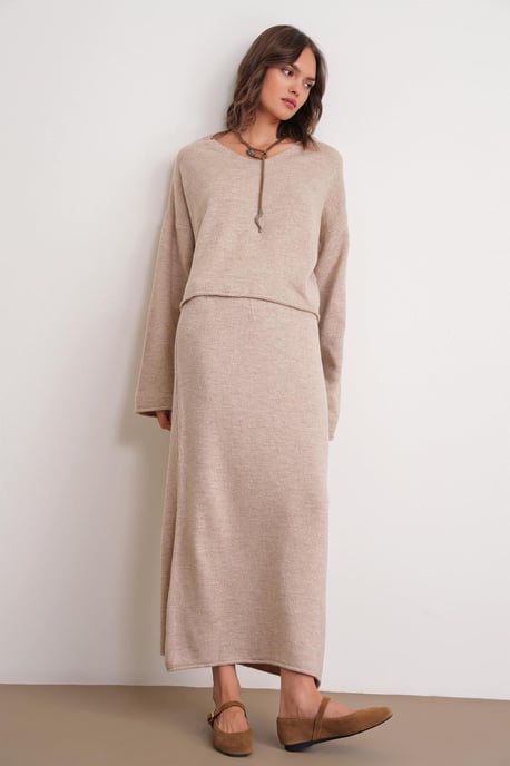 V-neck Knitwear Sweater & Skirt Co-ord Set - Image 3