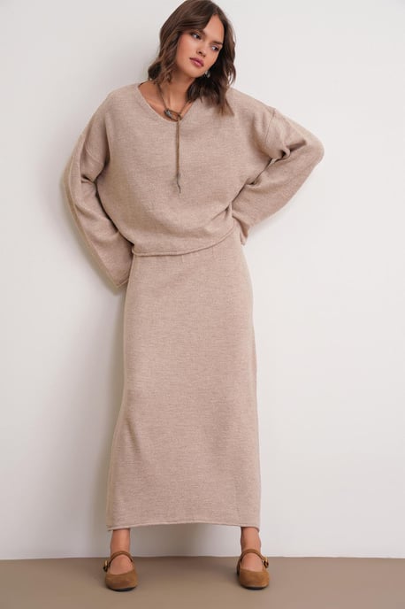 V-neck Knitwear Sweater & Skirt Co-ord Set - Image 4