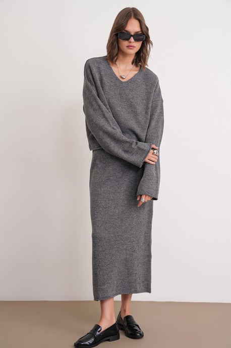 V-neck Knitwear Sweater & Skirt Co-ord Set - Image 2