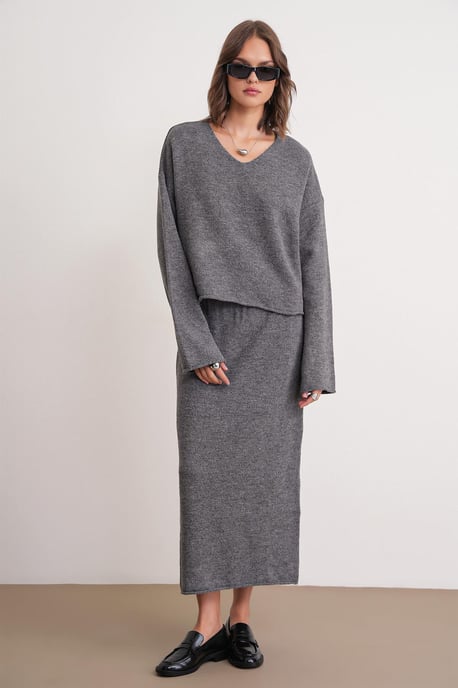 V-neck Knitwear Sweater & Skirt Co-ord Set - Image 3