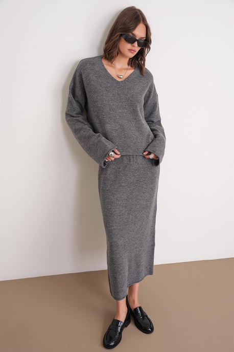 V-neck Knitwear Sweater & Skirt Co-ord Set - Image 4